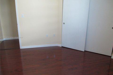 Copropriété à vendre à Surfside, Floride: 2 chambres, 93.09 m2 № 1226372 - photo 11