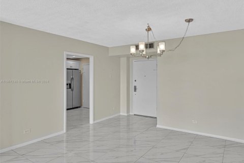 Condominio en venta en Bay Harbor Islands, Florida, 1 dormitorio, 110.74 m2 № 1381965 - foto 25