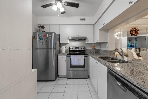 Condo in Pompano Beach, Florida, 2 bedrooms  № 1382054 - photo 5