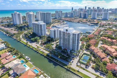 Condo in Aventura, Florida, 2 bedrooms  № 1423376 - photo 1