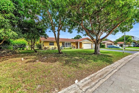 House in Coral Springs, Florida 4 bedrooms, 191.94 sq.m. № 1325655 - photo 17