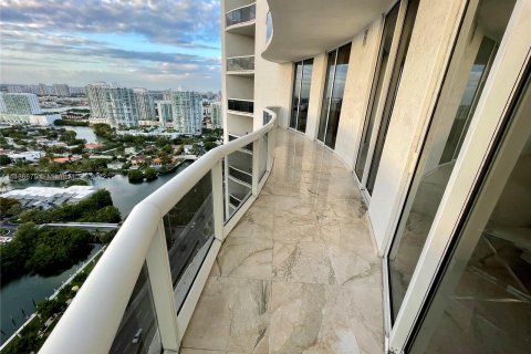 Condominio en venta en Sunny Isles Beach, Florida, 2 dormitorios, 133.31 m2 № 1505 - foto 22