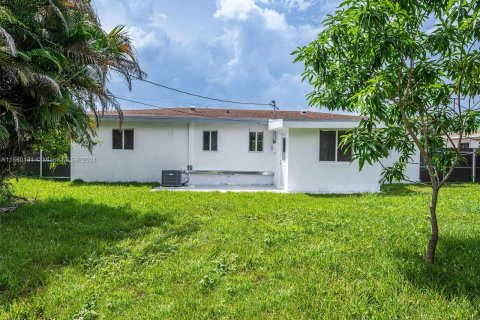 House in Miami Gardens, Florida 4 bedrooms, 128.95 sq.m. № 1365628 - photo 12