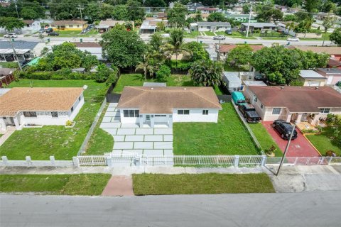 Casa en venta en Miami Gardens, Florida, 4 dormitorios, 128.95 m2 № 1365628 - foto 2