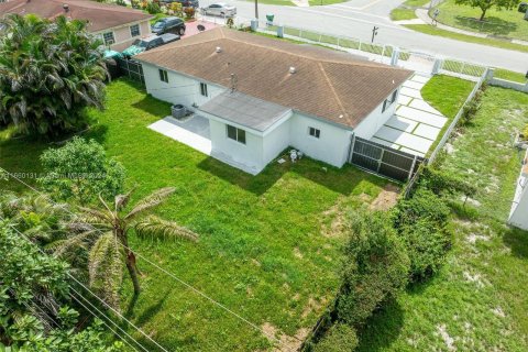 Casa en venta en Miami Gardens, Florida, 4 dormitorios, 128.95 m2 № 1365628 - foto 4