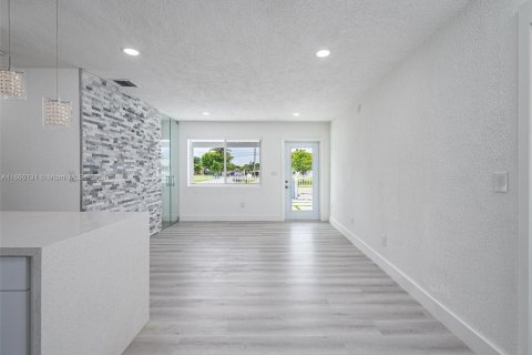 Casa en venta en Miami Gardens, Florida, 4 dormitorios, 128.95 m2 № 1365628 - foto 18