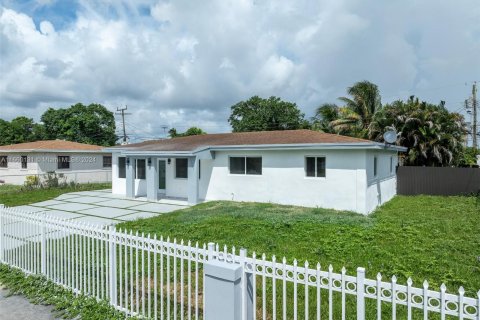 Casa en venta en Miami Gardens, Florida, 4 dormitorios, 128.95 m2 № 1365628 - foto 9