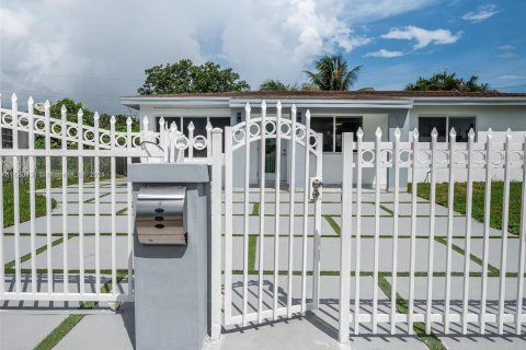 Villa ou maison à vendre à Miami Gardens, Floride: 4 chambres, 128.95 m2 № 1365628 - photo 10