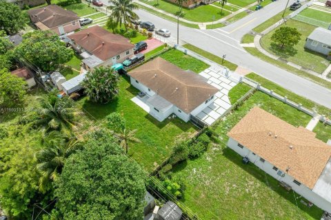 Casa en venta en Miami Gardens, Florida, 4 dormitorios, 128.95 m2 № 1365628 - foto 3