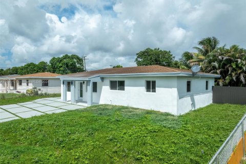 House in Miami Gardens, Florida 4 bedrooms, 128.95 sq.m. № 1365628 - photo 8