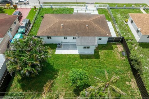 Casa en venta en Miami Gardens, Florida, 4 dormitorios, 128.95 m2 № 1365628 - foto 6