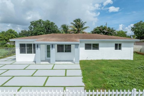 House in Miami Gardens, Florida 4 bedrooms, 128.95 sq.m. № 1365628 - photo 1