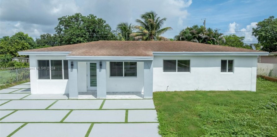 Villa ou maison à Miami Gardens, Floride 4 chambres, 128.95 m2 № 1365628