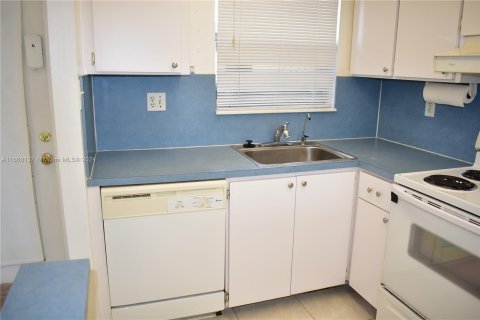 Condo in Sunrise, Florida, 2 bedrooms  № 1365630 - photo 7