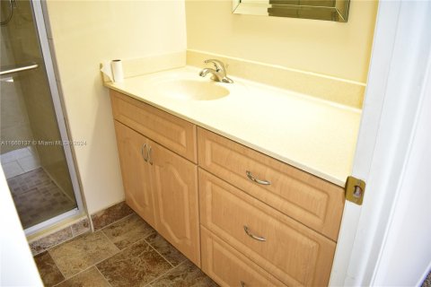 Condo in Sunrise, Florida, 2 bedrooms  № 1365630 - photo 16