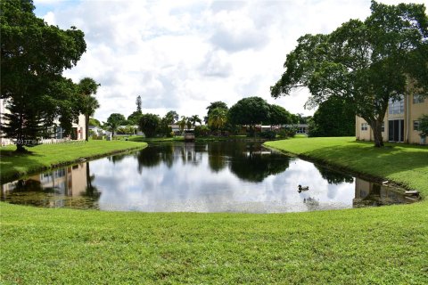 Condo in Sunrise, Florida, 2 bedrooms  № 1365630 - photo 1