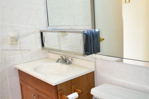 Condo in Sunrise, Florida, 2 bedrooms  № 1365630 - photo 24