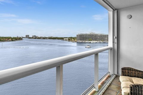 Condo in Miami Beach, Florida, 1 bedroom  № 1281337 - photo 1