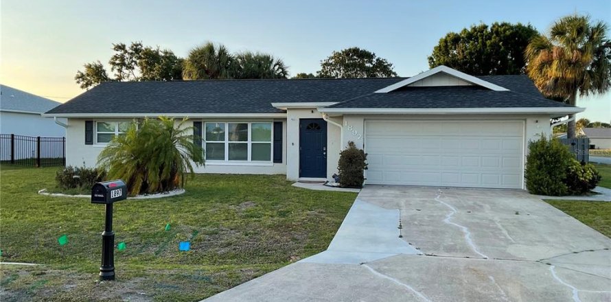 House in Palm Bay, Florida 3 bedrooms, 134.71 sq.m. № 1244197