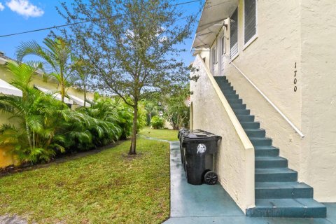 House in Lake Worth, Florida 9 bedrooms, 351.17 sq.m. № 970312 - photo 16