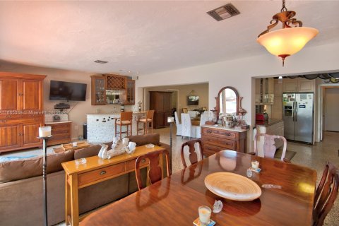 House in Miami Beach, Florida 4 bedrooms, 286.14 sq.m. № 1377412 - photo 29