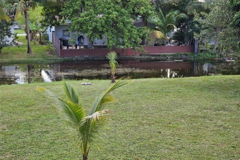 Condo in Lauderdale Lakes, Florida, 2 bedrooms  № 990529 - photo 27