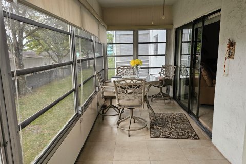 Copropriété à vendre à Lauderdale Lakes, Floride: 2 chambres, 106.84 m2 № 990529 - photo 1