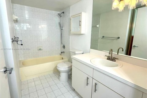 Condo in Miami Beach, Florida, 1 bedroom  № 1398994 - photo 10