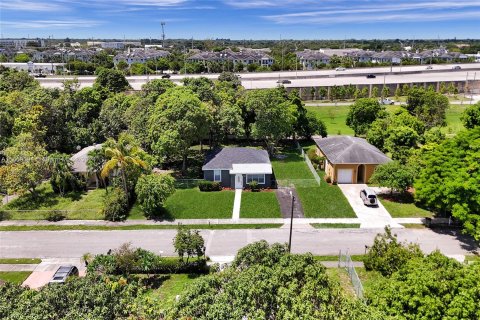 House in Delray Beach, Florida 3 bedrooms, 123.75 sq.m. № 1364843 - photo 3