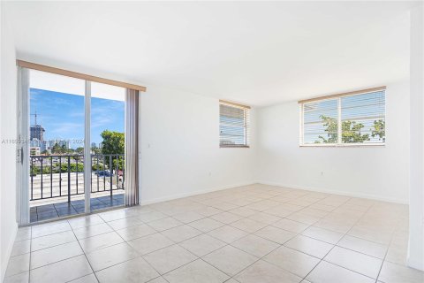 Condominio en venta en Miami Beach, Florida, 2 dormitorios, 96.34 m2 № 1364841 - foto 2