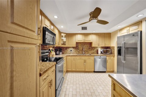 Condo in Hollywood, Florida, 2 bedrooms  № 1364840 - photo 1