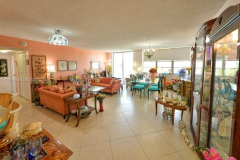 Copropriété à vendre à North Miami, Floride: 2 chambres, 110.37 m2 № 734559 - photo 1