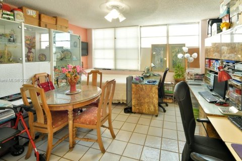 Condominio en venta en North Miami, Florida, 2 dormitorios, 110.37 m2 № 734559 - foto 10