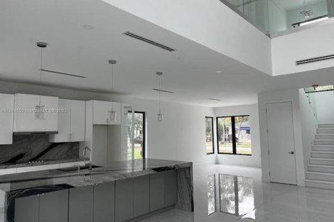 Casa en venta en Miami Springs, Florida, 4 dormitorios, 311.22 m2 № 882352 - foto 8