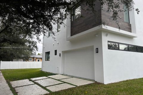 Villa ou maison à vendre à Miami Springs, Floride: 4 chambres, 311.22 m2 № 882352 - photo 3
