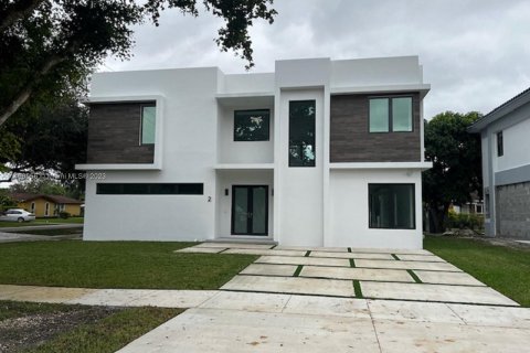 Villa ou maison à vendre à Miami Springs, Floride: 4 chambres, 311.22 m2 № 882352 - photo 1