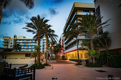 Hotel en venta en Hollywood, Florida, 1 dormitorio, 67.26 m2 № 1359 - foto 2