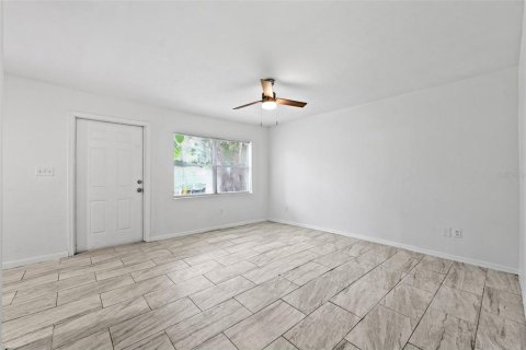 House in Tampa, Florida 4 bedrooms, 101.08 sq.m. № 1365004 - photo 4