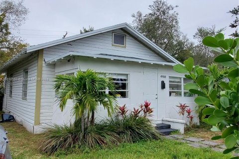 House in Coral Gables, Florida 3 bedrooms, 117.8 sq.m. № 1239808 - photo 22