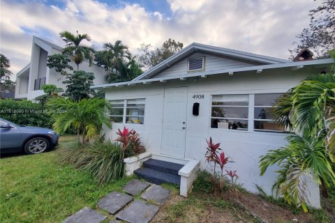 House in Coral Gables, Florida 3 bedrooms, 117.8 sq.m. № 1239808 - photo 23