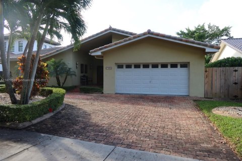 Villa ou maison à vendre à Miami Lakes, Floride: 4 chambres, 232.53 m2 № 812731 - photo 4