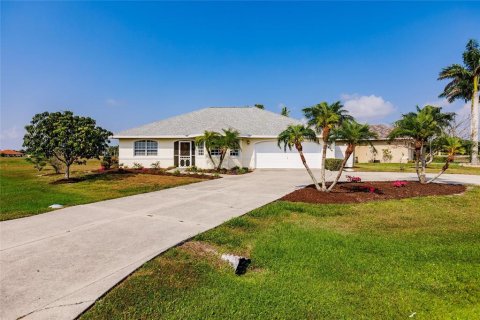 House in Punta Gorda, Florida 3 bedrooms, 142.33 sq.m. № 1193944 - photo 2