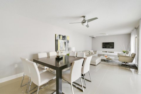 Townhouse in Palm Beach Gardens, Florida 2 bedrooms, 138.24 sq.m. № 1080527 - photo 27