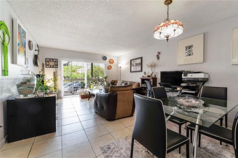 Condo in Miami, Florida, 1 bedroom  № 1398122 - photo 2