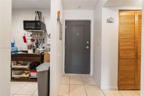 Condo in Miami, Florida, 1 bedroom  № 1398122 - photo 6