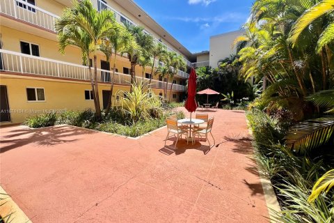 Condo in Miami, Florida, 1 bedroom  № 1398122 - photo 15