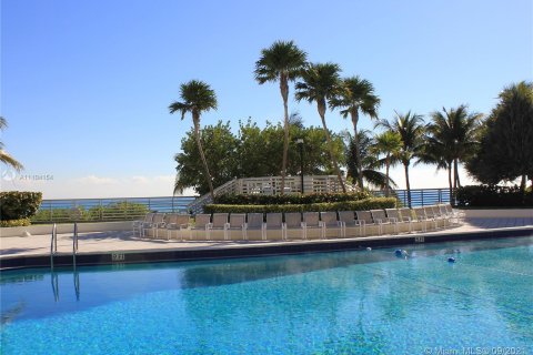 Condo in Miami Beach, Florida, 2 bedrooms  № 4541 - photo 23