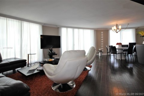 Condo in Miami Beach, Florida, 2 bedrooms  № 4541 - photo 30