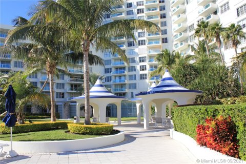 Condo in Miami Beach, Florida, 2 bedrooms  № 4541 - photo 22