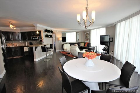 Condo in Miami Beach, Florida, 2 bedrooms  № 4541 - photo 2